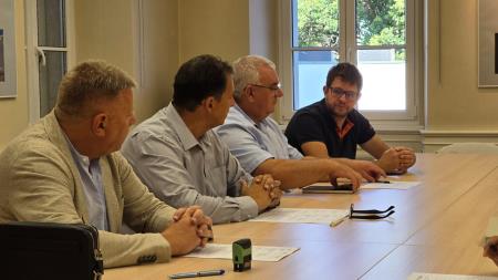 Podpis pogodbe za adaptacijo pomožnega nogometnega igrišča in atletske steze; Vir: Občina Sežana